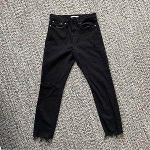 Levi’s Wedgie Straight Leg High Rise Jean in black with ripped knee, size 28